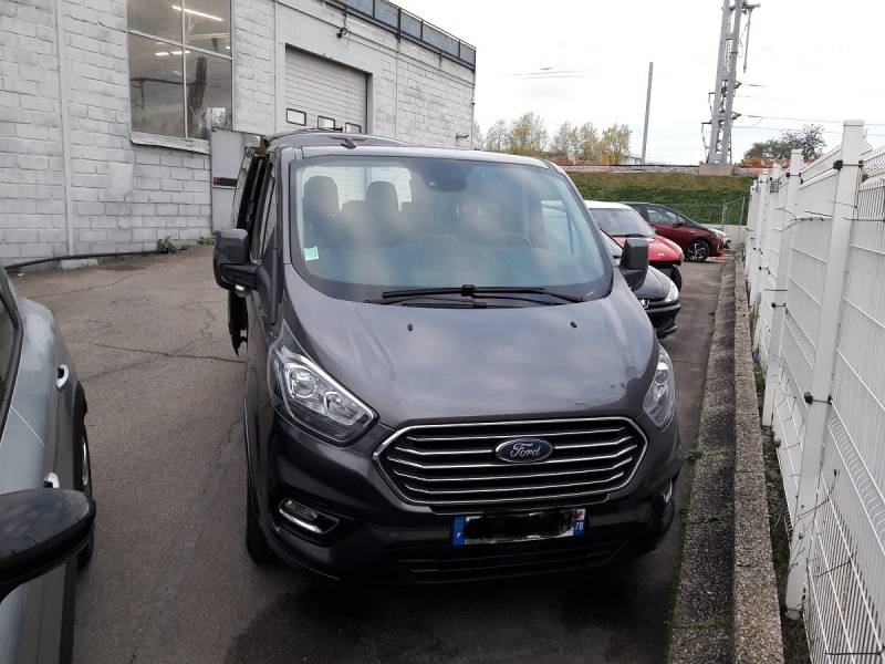 Dans quelle agence de location à Mantes-la-Jolie pour réserver un Minibus 9 Places gris